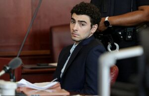Indignação quando o juiz suprime as principais evidências no julgamento do assassinato do CEO de Luigi Mangione, incluindo o telefone celular encontrado em sua mochila… mas o manifesto SERÁ mostrado ao júri Luigi Mangione compareceu ao tribunal na segunda-feira enquanto um juiz decidia se as principais evidências de sua prisão poderiam ser mostradas aos jurados