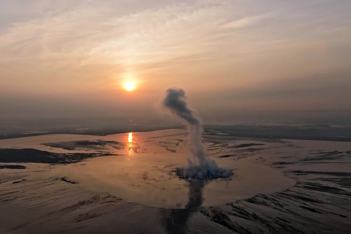 Indonésios marcam 20 anos desde que a erupção do vulcão de lama engoliu comunidades inteiras no leste de Java