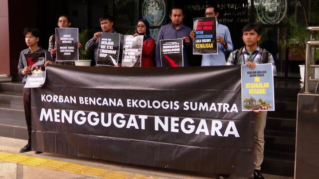 Indonésios processam governo pela resposta mortal às inundações de Sumatra Indonésios processam governo pela resposta mortal às inundações de Sumatra