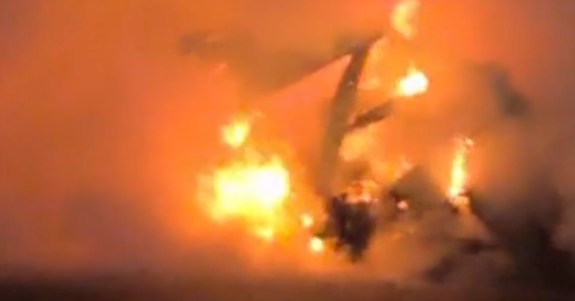 Inferno na estrada após carro rasgado ao meio em acidente em Sydney
