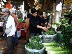 Inflação alimentar atinge famílias no Irão, atingido pela guerra Pessoas caminham em um mercado local em Teerã