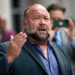 O Infowars de Alex Jones encerrou sua transmissão pela última vez na sexta-feira, depois de não pagar indenizações às famílias das vítimas do tiroteio em Sandy Hook
