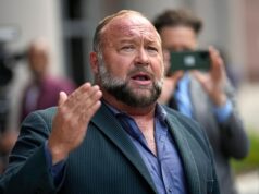 Infowars cai dramaticamente do ar quando Alex Jones é acusado de atrapalhar a compra do The Onion em meio ao lançamento de um novo programa O Infowars de Alex Jones encerrou sua transmissão pela última vez na sexta-feira, depois de não pagar indenizações às famílias das vítimas do tiroteio em Sandy Hook