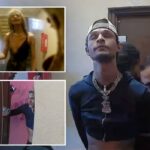 Anthony Orozco com um moletom curto e boné de beisebol, cercado por quatro policiais durante sua prisão.