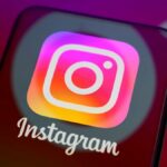 Três telefones mostrando Instants no Instagram.