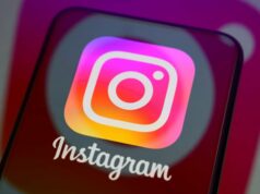 Instagram adiciona ferramenta Instants para enviar despejos de fotos que desaparecem para amigos Três telefones mostrando Instants no Instagram.