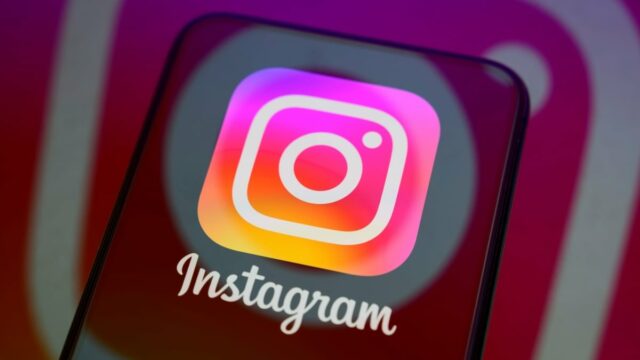 Instagram adiciona ferramenta Instants para enviar despejos de fotos que Três telefones mostrando Instants no Instagram.