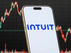 Intuit demitirá mais de 3.000 funcionários para focar novamente na IA a smartphone displays the logo of Intuit Inc