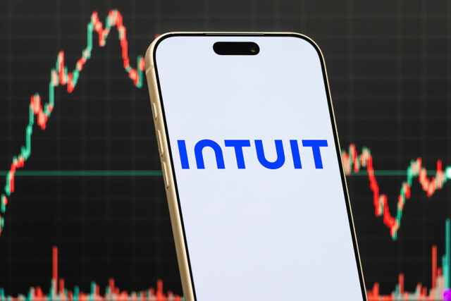 Intuit demitirá mais de 3.000 funcionários para focar novamente na a smartphone displays the logo of Intuit Inc