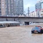 Inundações no sul da China arrastam carros e destroem ponte