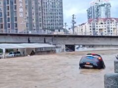Inundações no sul da China arrastam carros e destroem ponte Inundações no sul da China arrastam carros e destroem ponte