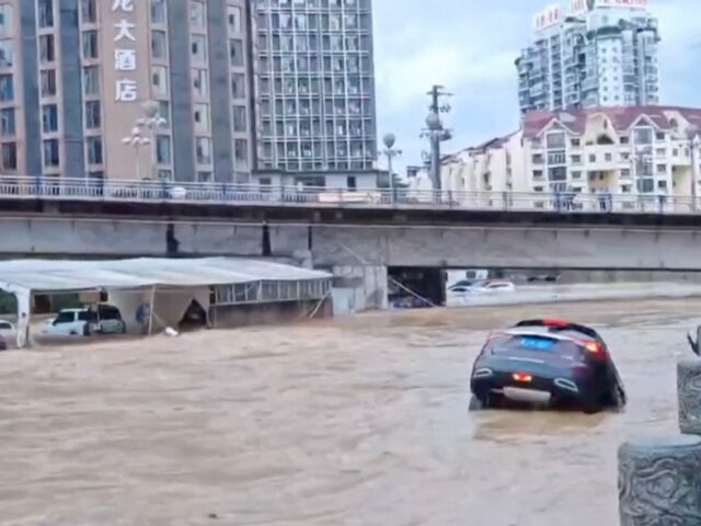 Inundações no sul da China arrastam carros e destroem ponte
