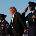 O presidente dos EUA, Donald Trump, chega no Força Aérea Um à Base Conjunta de Andrews, Maryland, no domingo (horário dos EUA).
