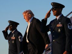 Irã alerta Marinha dos EUA para ficar longe de Ormuz depois que Trump diz que a América ajudará navios encalhados O presidente dos EUA, Donald Trump, chega no Força Aérea Um à Base Conjunta de Andrews, Maryland, no domingo (horário dos EUA).