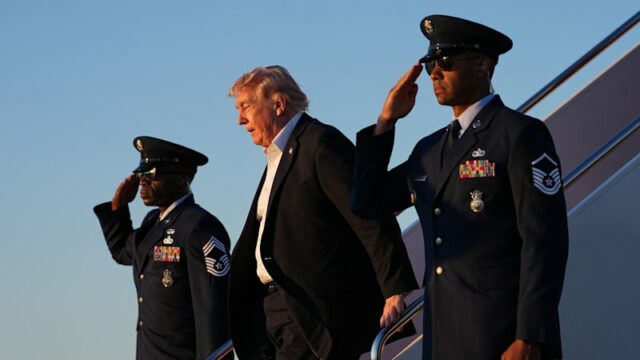 O presidente dos EUA, Donald Trump, chega no Força Aérea Um à Base Conjunta de Andrews, Maryland, no domingo (horário dos EUA).