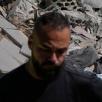 Moradores procuram sobreviventes nos escombros de casas após um ataque aéreo israelense na vila de Saksakieh, no sul do Líbano.