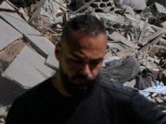 Irã alerta os EUA contra ataques de navios enquanto dezenas de mortos em ataques no Líbano Moradores procuram sobreviventes nos escombros de casas após um ataque aéreo israelense na vila de Saksakieh, no sul do Líbano.
