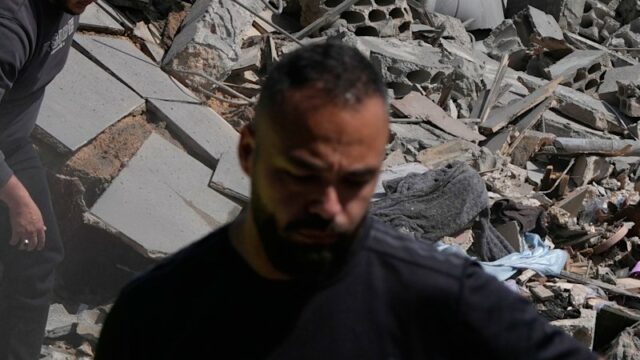 Moradores procuram sobreviventes nos escombros de casas após um ataque aéreo israelense na vila de Saksakieh, no sul do Líbano.
