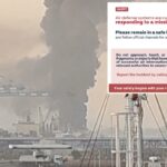 Um grande incêndio arde com uma espessa fumaça preta subindo para o céu a partir de um porto petrolífero em Fujairah.