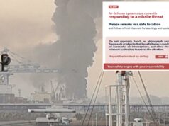 Irã ataca Emirados Árabes Unidos com drones e ataques de mísseis enquanto Trump tenta reabrir o Estreito de Ormuz Um grande incêndio arde com uma espessa fumaça preta subindo para o céu a partir de um porto petrolífero em Fujairah.
