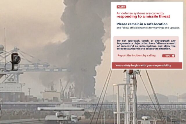 Um grande incêndio arde com uma espessa fumaça preta subindo para o céu a partir de um porto petrolífero em Fujairah.