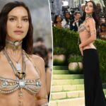 Irina Shayk está pingando joias – e nada mais – no tapete vermelho do Met Gala 2026