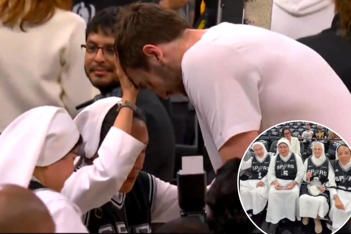 Irmãs Salesianas abençoam Luke Kornet do Spurs antes da vitória no jogo 4 contra o Thunder