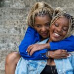 Irmãs gêmeas perseguem um pai rebelde no inspirado 'Is God Is'