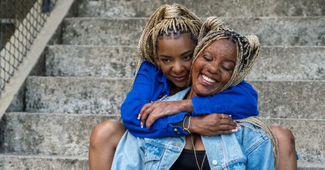 Irmãs gêmeas perseguem um pai rebelde no inspirado 'Is God Is'
