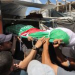 Palestinos carregando o corpo de uma pessoa morta em ataques aéreos israelenses para um funeral na Cidade de Gaza.