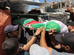 Israel diz ter matado o líder do braço militar do Hamas, um dos arquitetos dos ataques de 7 de outubro Palestinos carregando o corpo de uma pessoa morta em ataques aéreos israelenses para um funeral na Cidade de Gaza.