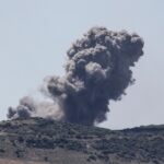 A fumaça sobe após um ataque israelense à vila de Deir Qanoun an-Naher, no sul do Líbano, em 24 de maio de 2026.