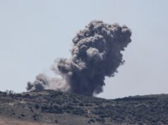 Israel mata três em ataques ao Líbano e emite mais ordens de deslocamento A fumaça sobe após um ataque israelense à vila de Deir Qanoun an-Naher, no sul do Líbano, em 24 de maio de 2026.