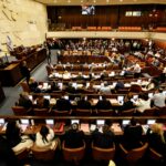 Legisladores participam de uma sessão do Knesset, o parlamento de Israel, em Jerusalém, segunda-feira, 14 de julho de 2025. (AP Photo/Ohad Zwigenberg)