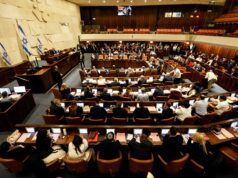 Israel pressiona por enforcamentos e ‘julgamentos-espetáculo’ para ‘detidos de 7 de outubro’ Legisladores participam de uma sessão do Knesset, o parlamento de Israel, em Jerusalém, segunda-feira, 14 de julho de 2025. (AP Photo/Ohad Zwigenberg)