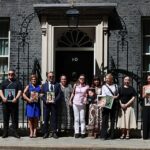 Um grupo de pais enlutados chega ao número 10 da Downing Street em 26 de maio de 2026. Os pais enlutados que pressionam pela proibição das redes sociais para menores de 16 anos receberam a promessa de ação 'dentro de semanas, não meses'