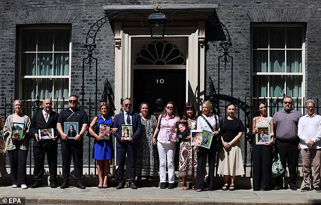 'Já ouvimos tudo antes do primeiro-ministro': pais enlutados criticaram enquanto Um grupo de pais enlutados chega ao número 10 da Downing Street em 26 de maio de 2026. Os pais enlutados que pressionam pela proibição das redes sociais para menores de 16 anos receberam a promessa de ação 'dentro de semanas, não meses'