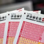 Bilhetes de loteria Powerball retratados dentro de uma loja em Homestead, Flórida, em 19 de julho de 2023.