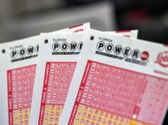 Jackpot da Powerball redefinido para US$ 20 milhões para esta noite: números vencedores Bilhetes de loteria Powerball retratados dentro de uma loja em Homestead, Flórida, em 19 de julho de 2023.