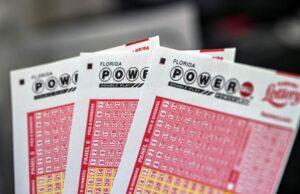 Jackpot da Powerball redefinido para US$ 20 milhões para esta noite: números vencedores Bilhetes de loteria Powerball retratados dentro de uma loja em Homestead, Flórida, em 19 de julho de 2023.