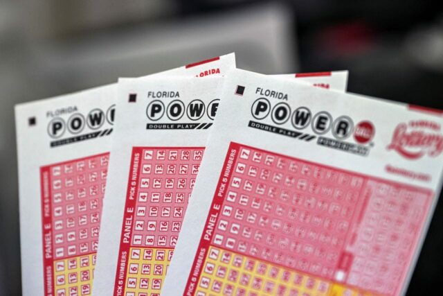Bilhetes de loteria Powerball retratados dentro de uma loja em Homestead, Flórida, em 19 de julho de 2023.