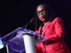 Jackson emite aviso de ‘consequências’ enquanto SCOTUS enfrenta crise de aprovação Supreme Court Justice Ketanji Brown Jackson speaks at the 2025 ESSENCE Festival of Culture on July 5 in New Orleans.