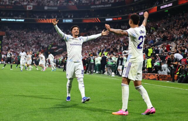 Jadon Sancho, emprestado pelo Man Utd, vence a Liga Europa junto com Victor Lindelof
