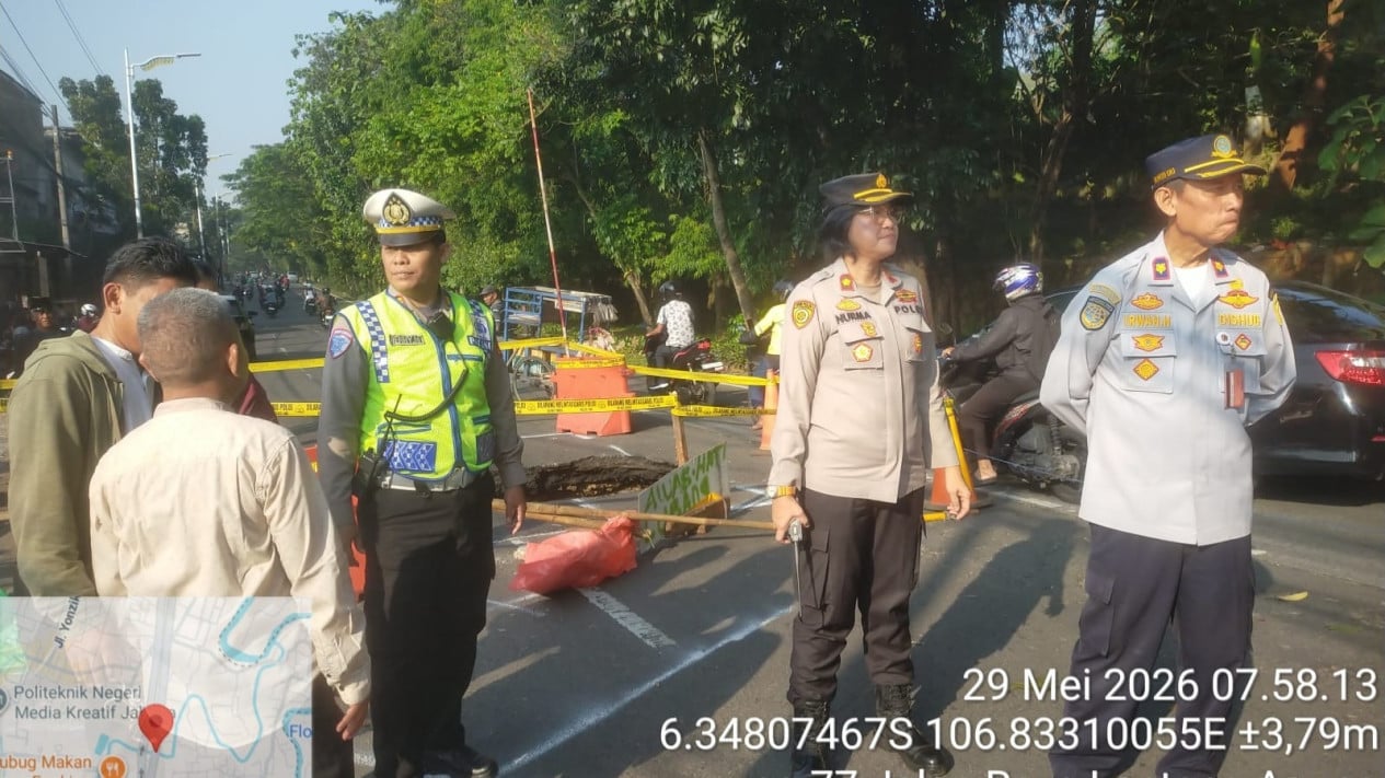 Jalan Lenteng Agung Ambles Parah, Polisi Belum Alihkan Arus Lalu Lintas