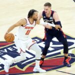 O guarda do New York Knicks, Jalen Brunson (11), entra na quadra enquanto o guarda do Cleveland Cavaliers, Sam Merrill (5), o persegue durante o segundo quarto.