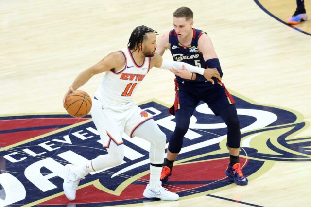 O guarda do New York Knicks, Jalen Brunson (11), entra na quadra enquanto o guarda do Cleveland Cavaliers, Sam Merrill (5), o persegue durante o segundo quarto.