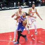 O armador do New York Knicks, Jalen Brunson (11), vai até a cesta contra dois jogadores do Atlanta Hawks.