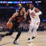 O guarda do New York Knicks, Jalen Brunson # 11, vai para a cesta enquanto o guarda do Cleveland Cavaliers, Donovan Mitchell # 45, persegue no 2º quarto.