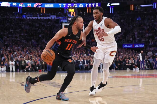 Jalen Brunson se ajusta para desempenhar um papel diferente – O guarda do New York Knicks, Jalen Brunson # 11, vai para a cesta enquanto o guarda do Cleveland Cavaliers, Donovan Mitchell # 45, persegue no 2º quarto.