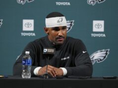 Jalen Hurts fala sobre o potencial comércio de AJ Brown por Eagles em meio a OTAs Philadelphia Eagles star Jalen Hurts speaks to reporters during OTA offseason workouts in Philadelphia